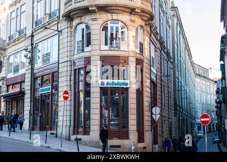 Porto, Portugal - 23. November 2023: Zeichen eines Siemens-Ladens für Haushaltsgeräte mit Menschen in Porto oder Porto, Portugal Stockfoto