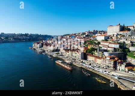 Porto, Portugal - 24. November 2023: Erhöhter Blick auf die Ribeira entlang des Flusses Douro in Porto oder Porto, Portugal Stockfoto