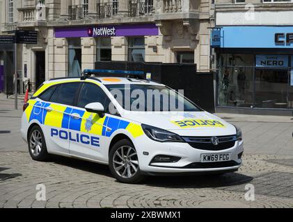 Vauxhall Astra Estate, Sussex Police, Polizeiauto parkt im Stadtzentrum von Hastings. Stockfoto