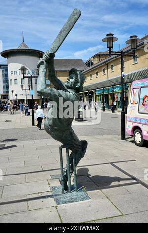 Die Statue „The Spirit of Cricket“ des Bildhauers Allan Sly an der Queens Road. Stockfoto