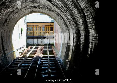 Der gemauerte Eisenbahntunnel am West Hill Lift, eine Standseilbahn. Stockfoto