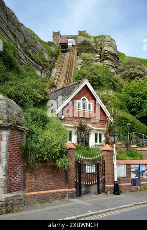 Die East Hill Cliff Railway, eine Standseilbahn aus dem frühen 20. Jahrhundert, die steilste in Großbritannien Stockfoto