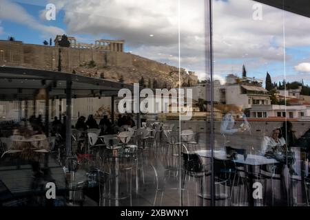 Blick auf den Parthenon-Tempel vom Restaurant des Akropolis-Museums in Athen, der Hauptstadt Griechenlands am 11. Januar 2023. VU du Temple du Parthenon de Stockfoto