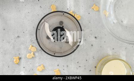 Cracker Crust für Käsekuchen-Rezept. Zubereitung von hausgemachtem Mini-Käsekuchen, Zutaten aus nächster Nähe Stockfoto