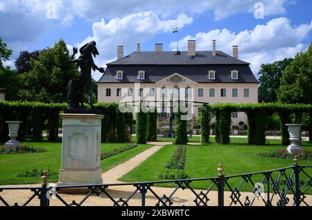 Cottbus, Deutschland. Juni 2024. Schloss Branitz befindet sich mitten im Branitz Park. Fürst Hermann Pückler-Muskau ließ das spätbarocke Schloss, einst das Herrenhaus seiner Vorfahren, ab 1846 umfangreich umbauen. Der exzentrische Prinz schuf einen englischen Landschaftspark rund um das Schloss in Branitz bei Cottbus, wo sich einst eine karge Sandwüste befand, die er selbst als sein „Meisterwerk“ bezeichnete. Quelle: Bernd von Jutrczenka/dpa/Alamy Live News Stockfoto