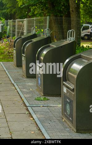 Bordeaux, Frankreich. 30. Oktober 2019. Moderne unterirdische Müllcontainer im Park. Hochwertige Fotos Stockfoto