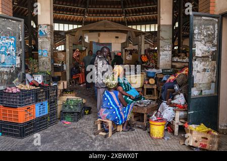 Dakar, Senegal. Mai 2024. Nicolas Remene/Le Pictorium - Dakars Kermel Markt - 02/05/2024 - Senegal/Dakar/Dakar - der Kermel Markt ist eine wunderschöne, runde Markthalle aus Schmiedeeisen und Ziegeln, die 1860 erbaut wurde, direkt im Herzen des historischen Plateau-Viertels von Dakar. Sie wurde 1993 durch einen Brand zerstört und bis zu ihrer Wiedereröffnung 1997 identisch wiederaufgebaut. Es verkauft alle Arten von Lebensmitteln, einschließlich Gemüse, Gewürze, Fleisch und Fisch. Der Kermel Markt gehört seit 1978 zum UNESCO-Weltkulturerbe. Quelle: LE PICTORIUM/Alamy Live News Stockfoto