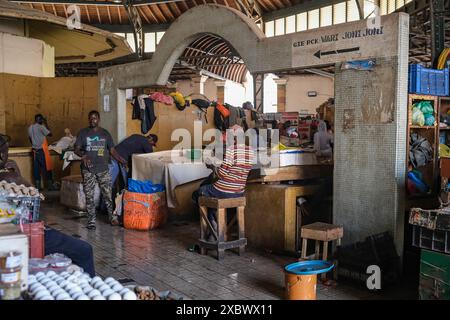 Dakar, Senegal. Mai 2024. Nicolas Remene/Le Pictorium - Dakars Kermel Markt - 02/05/2024 - Senegal/Dakar/Dakar - der Kermel Markt ist eine wunderschöne, runde Markthalle aus Schmiedeeisen und Ziegeln, die 1860 erbaut wurde, direkt im Herzen des historischen Plateau-Viertels von Dakar. Sie wurde 1993 durch einen Brand zerstört und bis zu ihrer Wiedereröffnung 1997 identisch wiederaufgebaut. Es verkauft alle Arten von Lebensmitteln, einschließlich Gemüse, Gewürze, Fleisch und Fisch. Der Kermel Markt gehört seit 1978 zum UNESCO-Weltkulturerbe. Quelle: LE PICTORIUM/Alamy Live News Stockfoto