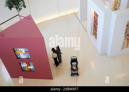 Baku, Aserbaidschan - 30. April 2024: Ausstellung von Glasmalereien von Aghasaleh Nuriyev im Heydar Aliyev Center Stockfoto