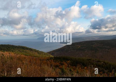 Panoramablick auf Pleasant Bay vom Cabot Trail in Cape Breton Island, Nova Scotia, Kanada. Stockfoto