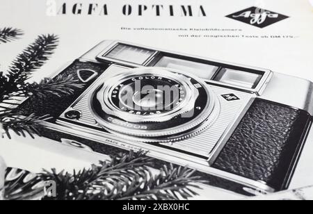 Viersen, Deutschland - 9. Mai. 2024: Alte Vintage-schwarz-weiß-deutsche Zeitschrift AGFA Optima Kamerawerbung von 1961 Stockfoto