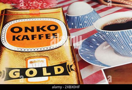 Viersen, Deutschland - 9. Mai. 2024: Alte deutsche Vintage-Zeitschrift Onko Coffee Advertising von 1961 Stockfoto