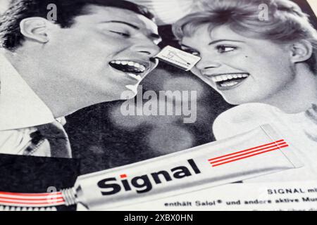 Viersen, Deutschland - 9. Mai. 2024: Signalzahnpastenwerbung mit glücklichem Paar von 1961 Stockfoto