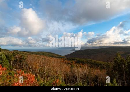 Panoramablick auf Pleasant Bay vom Cabot Trail in Cape Breton Island, Nova Scotia, Kanada. Stockfoto