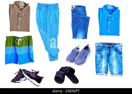 Collage-Set mit Sommerkleidung für kleine Jungen isoliert. Denim-Hosen und -Shorts, Sneaker, Hemden, Hosen und Schuhe für den kleinen Jungen. Frühlingsfellfaschi für Kinder Stockfoto