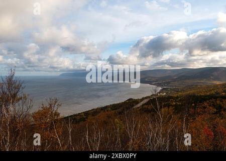 Panoramablick auf Pleasant Bay vom Cabot Trail in Cape Breton Island, Nova Scotia, Kanada. Stockfoto