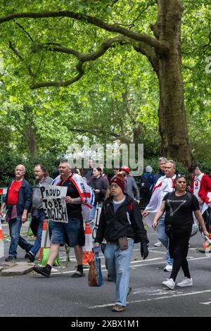 London, Großbritannien. Juni 2024. Anhänger von Tommy Robinson, ehemaliger Führer der rechtsextremen englischen Verteidigungsliga, nehmen an einer Demonstration Teil, um gegen ein zweistufiges Polizeisystem zu protestieren. Tommy Robinsons Dokumentarfilm Lawfare wurde während der Kundgebung gezeigt, die auf den marsch folgte. Quelle: Mark Kerrison/Alamy Live News Stockfoto