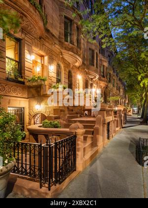 Abendlicher Blick auf den berühmten Brownstone auf der Upper West Side von New York City. Row of Brownstones befindet sich im Central Park West Historic District, Manhattan Stockfoto