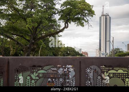 Torre de Cali von der Brücke aus, in Santiago de Cali, Valle del Cauca, Kolumbien. Aufgenommen in Kolumbien, 2017. Stockfoto