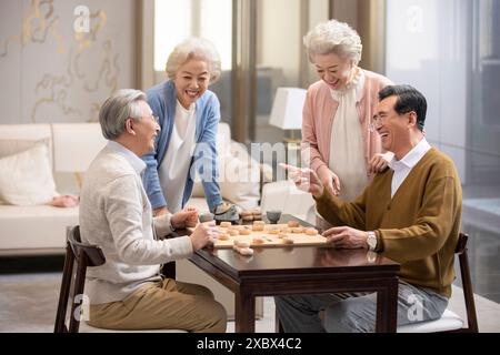 Glückliche Seniorenfreunde Spielen Chinesisches Schach Stockfoto