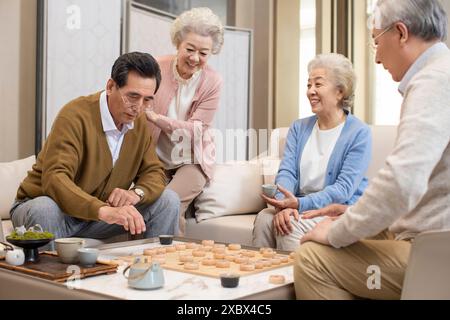 Glückliche Seniorenfreunde Spielen Chinesisches Schach Stockfoto