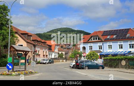 Weißenkirchen in der Wachau, Österreich 25-05-24. Eine kleine, hübsche Stadt, die für ihren Wein bekannt ist. Es gibt viele Weinberge in der Gegend sowie ein paar Restaurants Stockfoto