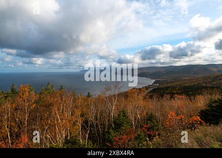 Panoramablick auf Pleasant Bay vom Cabot Trail in Cape Breton Island, Nova Scotia, Kanada. Stockfoto