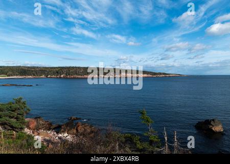 Malerischer Blick auf eine Bucht auf Cape Breton Island, entlang des Cabot Trail, in Nova Scotia, Kanada. Stockfoto
