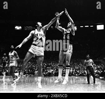 Am 8. Mai 1970 verließen Bill Bradley und Jerry West im 7. Spiel des NBA-Finals 1970 im Madison Square Garden. NY Knicks gegen Los Angeles Lakers. Die Knicks besiegten die Lakers mit 113 zu 99, um ihren ersten NBA-Titel zu erringen. John Barrett/PHOTOlink.net Stockfoto