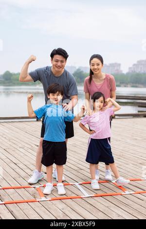 Eltern und Kinder trainieren in Einem Park Stockfoto