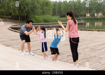 Eltern und Kinder trainieren in Einem Park Stockfoto