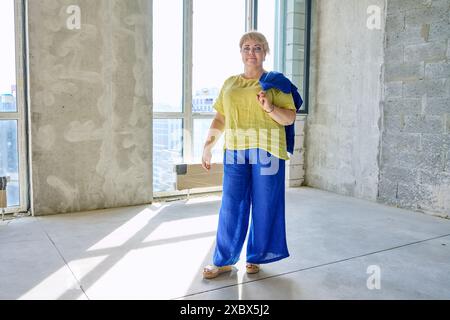 Porträt einer schönen erfolgreichen 50-jährigen Frau, die in die Kamera schaut Stockfoto