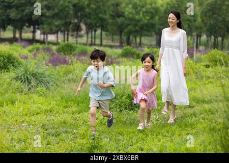 Familie, die Spaß in Einem Park hat Stockfoto