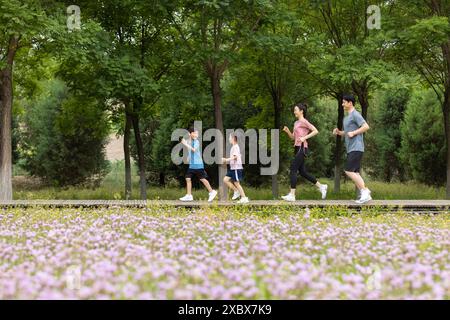 Happy Family Jogging Am Morgen Stockfoto