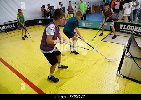 KIEW, UKRAINE - 12. JUNI 2024 - Handballspiele im Rahmen der größten Schülerwettbewerbe „Side by Side All-ukrainische Schulligen“ in Kiew, Hauptstadt der Ukraine Stockfoto