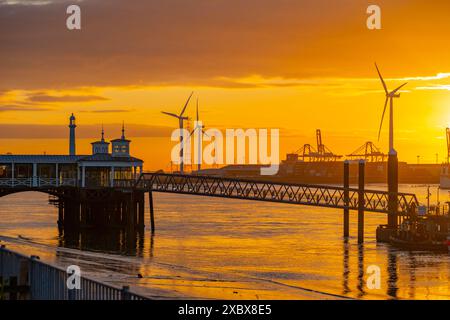 Gravesend Town Pier in Gravesend Kent bei Sonnenuntergang mit den Docks in Tilbury dahinter Stockfoto