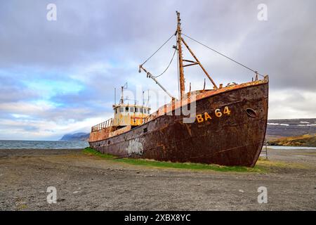 Das Wrack des 1912 errichteten Walfangschiffs „Gardae BA 64“, das 1981 am Fuße von Patriksfjordur (Westfjorden, Island) ruhte. Stockfoto