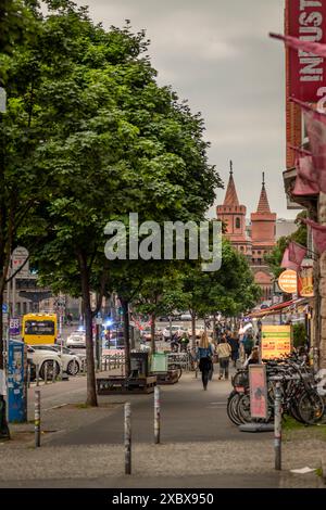 Warschauer Straße im Sommer bewölkter Farbabend in Berlin 06 09 2024 Stockfoto