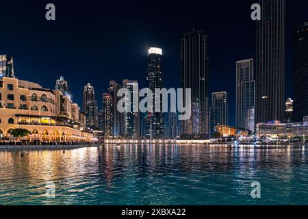 Dubai, Vereinigte Arabische Emirate - 14. März 2023: Blick auf die Wolkenkratzer von Dubai in der Nähe des Burj Khalifa und des Dubai Mall bei Nacht in Dubai Stockfoto