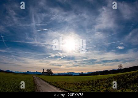 Kirche, Wiese, Herbst, Allerheiligen Tag, Blatt, Laub, Hintergrundbilder, Sonne, Wintersonne, warmer Herbsttag, Bäume, Landschaften, Landschaft Stockfoto