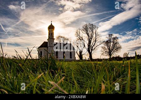 Kirche, Wiese, Herbst, Allerheiligen Tag, Blatt, Laub, Hintergrundbilder, Sonne Stockfoto