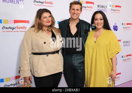 Alina Wichmann, Lukas sauer, Miyabi Kawai bei der Ernstings Family Fashion Show in Hamburg im Atlantic Hotel. Hamburg, der 11. Juni 2024 Ernsting s Family Fashion Show in Hamburg, Hamburg Hamburg Deutschland Hotel Atlantic *** Alina Wichmann, Lukas sauer, Miyabi Kawai auf der Ernstings Family Fashion Show in Hamburg im Atlantic Hotel Hamburg, 11. Juni 2024 Ernsting s Family Fashion Show in Hamburg Hamburg Hamburg Germany Hotel Atlantic Stockfoto