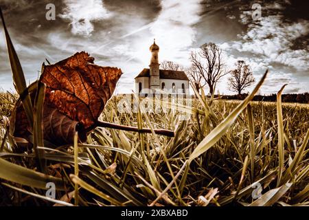 Kirche, Wiese, Herbst, Allerheiligen Tag, Blatt, Laub, Tapeten, Hintergrundbilder, Sonne, Wintersonne Stockfoto