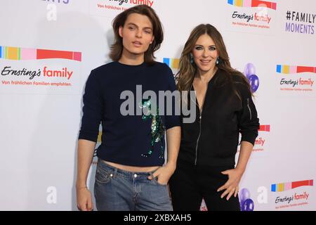 Damian Hurley, Elizabeth Hurley bei der Ernstings Family Fashion Show in Hamburg im Atlantic Hotel. Hamburg, der 11. Juni 2024 Ernsting s Family Fashion Show in Hamburg Hamburg Hamburg Deutschland Hotel Atlantic *** Damian Hurley, Elizabeth Hurley auf der Ernstings Family Fashion Show in Hamburg im Atlantic Hotel Hamburg, 11. Juni 2024 Ernsting s Family Fashion Show in Hamburg Hamburg Hamburg Germany Hotel Atlantic Stockfoto