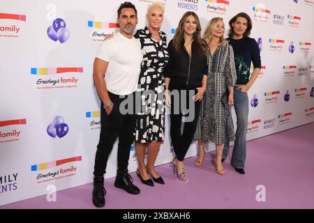 Mattia Nielsen, Brigitte Nielsen, Elizabeth Hurley, Elisabeth Roehm und Damian Hurley bei der Ernstings Family Fashion Show in Hamburg im Atlantic Hotel. Hamburg, der 11. Juni 2024 Ernsting s Family Fashion Show in Hamburg, Hamburg Deutschland Hotel Atlantic *** Mattia Nielsen, Brigitte Nielsen, Elizabeth Hurley, Elisabeth Roehm und Damian Hurley auf der Ernsting s Family Fashion Show in Hamburg im Atlantic Hotel Hamburg, 11. Juni 2024 Ernsting s Family Fashion Show in Hamburg, Hamburg Hamburg Hamburg Deutschland Hotel Atlantic Stockfoto