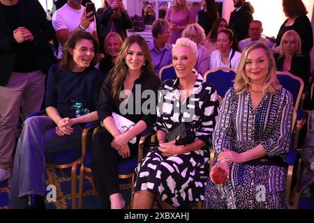 Damian Hurley, Elizabeth Hurley, Brigitte Nielsen, Elisabeth Röhm bei der Ernstings Family Fashion Show in Hamburg im Atlantic Hotel. Hamburg, der 11. Juni 2024 Ernsting s Family Fashion Show in Hamburg Hamburg Hamburg Deutschland Hotel Atlantic *** Damian Hurley, Elizabeth Hurley, Brigitte Nielsen, Elisabeth Röhm auf der Ernstings Family Fashion Show in Hamburg im Atlantic Hotel Hamburg, 11. Juni 2024 Ernsting s Family Fashion Show in Hamburg, Hamburg Hamburg Hamburg Deutschland Hotel Atlantic Stockfoto