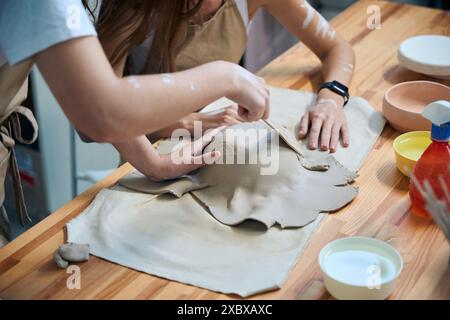 Nicht erkennbare Töpferinnen, die mit Ton arbeiten und handwerkliche Produkte herstellen Stockfoto