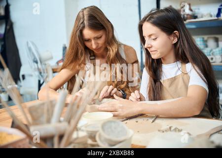 Künstlerinnen, die in der Töpferwerkstatt handgemachte Gerichte mit Ton Formen Stockfoto
