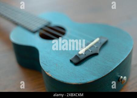 Nahaufnahme einer Ukulele aus türkisfarbenem Holz Stockfoto