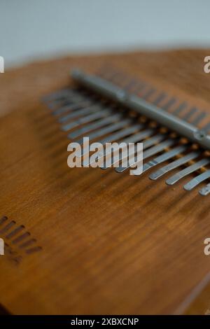 Nahaufnahme eines Kalimba-Musikinstruments aus braunem Holz Stockfoto